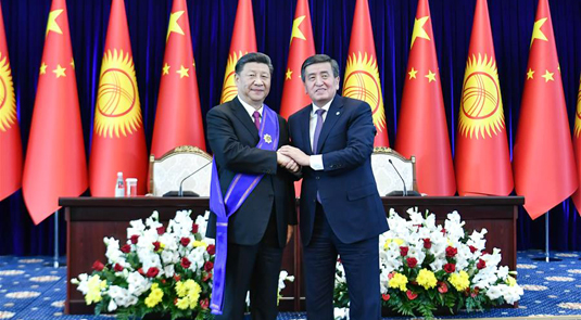 الرئيس الصيني يحصل على أعلى وسام في قرغيزستان