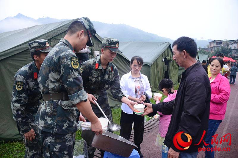 تدخل فوري من وحدات الشرطة العسكرية لإنقاذ ضحايا زلزال تشانغ نينغ