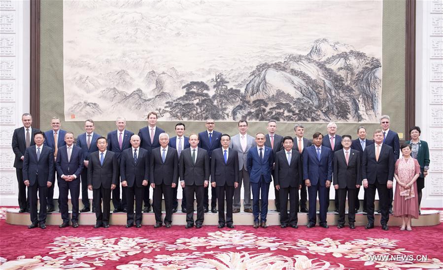 رئيس مجلس الدولة الصيني يلتقي مديرين تنفيذيين لشركات شهيرة متعددة الجنسيات