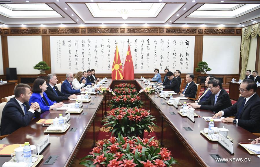 كبير المستشارين السياسيين الصينيين يلتقي رئيس برلمان شمال مقدونيا