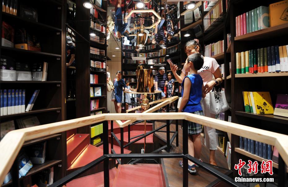 أجمل متجر لبيع الكتب بالصين يجذب عددا كبيرا من القرّاء