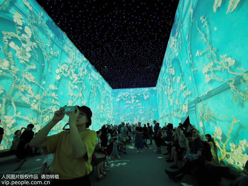 بالصور: تجربة غامرة لأعمال فان غوخ في المتحف الوطني الصيني