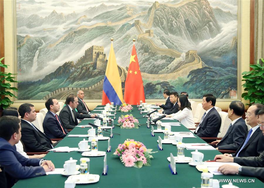 كبير المشرعين الصينيين يلتقي مع وفد سياسي كولومبي