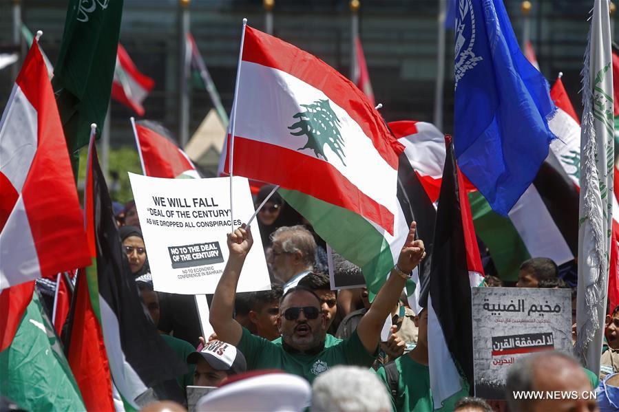 تقرير اخباري: لبنانيون ولاجئون فلسطينيون في مخيمات لبنان يعتصمون ويتظاهرون رفضا لمؤتمر المنامة