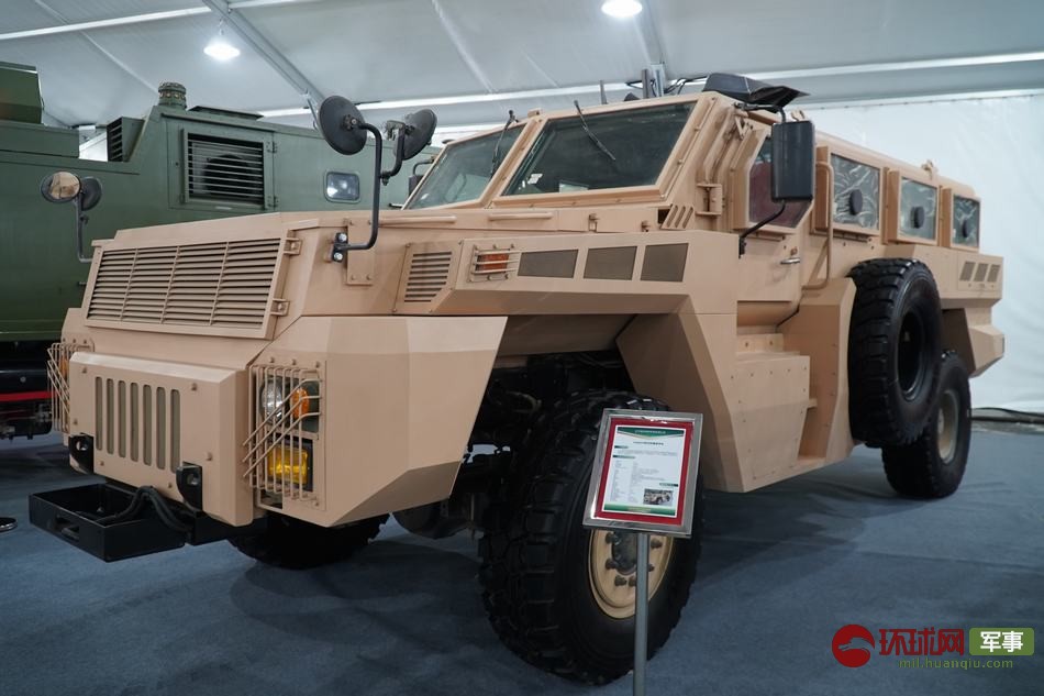 افتتاح معرض المركبات الدفاعية بمدينة تيانجين