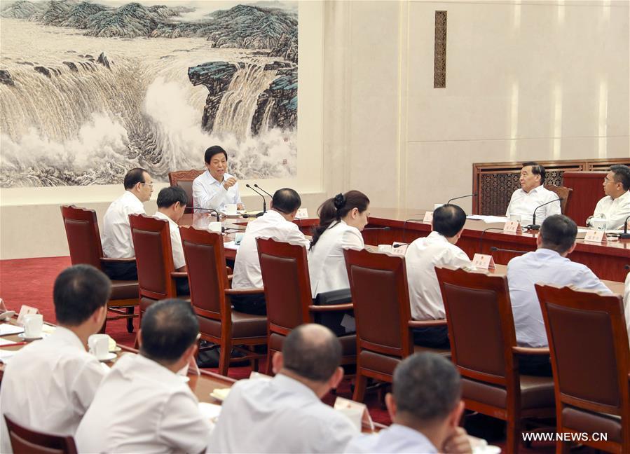كبير المشرعين الصينيين يستمع إلى نصائح من النواب