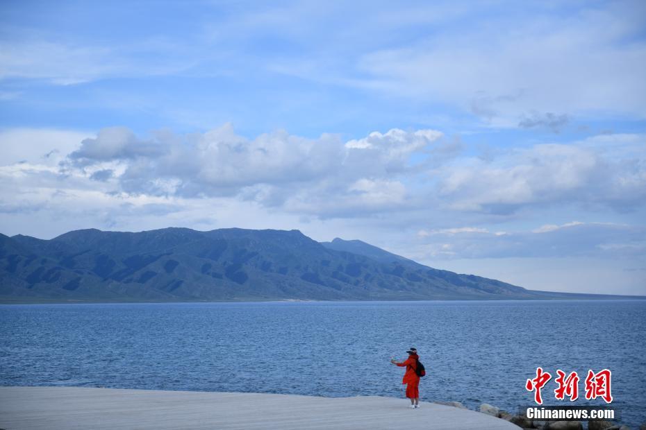 بصور: بحيرة سليم في منطقة شينجيانغ... مياه هادئة ومناظر طبيعية خلابة