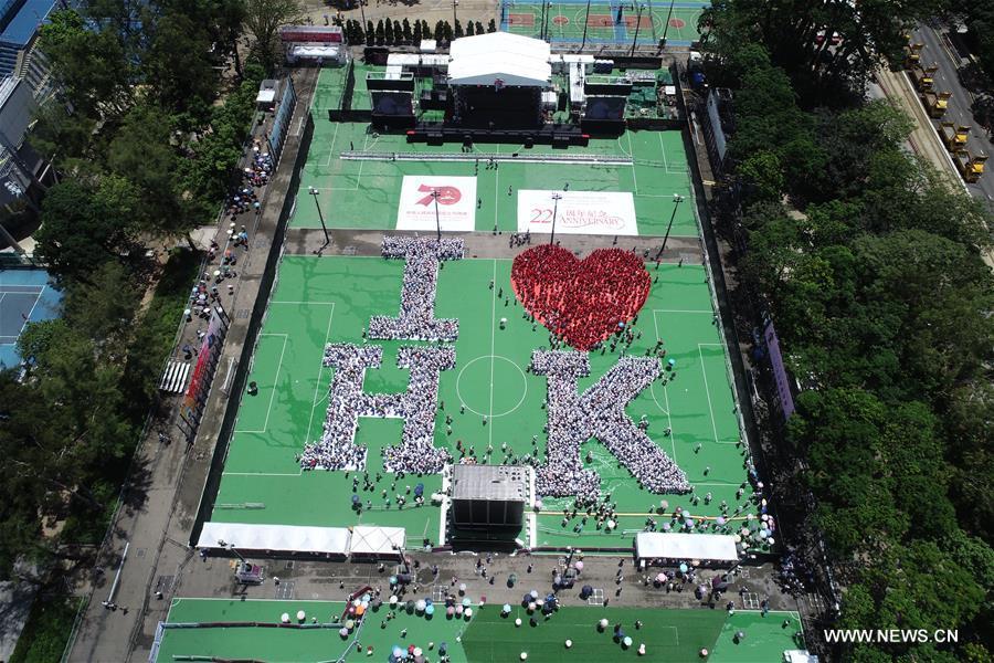 5 آلاف مواطن من هونغ كونغ يرسمون بتجمعهم كلمات 