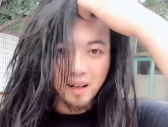 شاب صيني يخترع غسالة الشعر الآلية