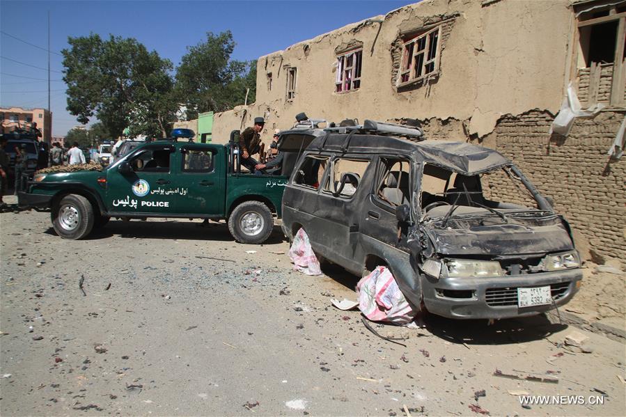 انفجار سيارة يوقع 6 قتلى و96 مصابا بوسط أفغانستان