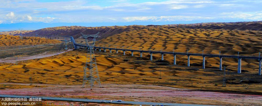 جسر عملاق للسكك الحديدية يعبر الصحراء في الصين