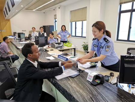 أجنبي يحصل على التأشيرة الصينية من خلال مشروع مبتكر 