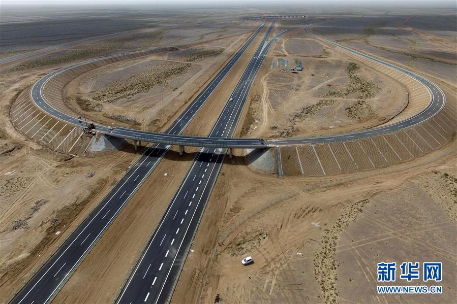 شينجيانغ تعزز مشروعات بناء الطرق السريعة