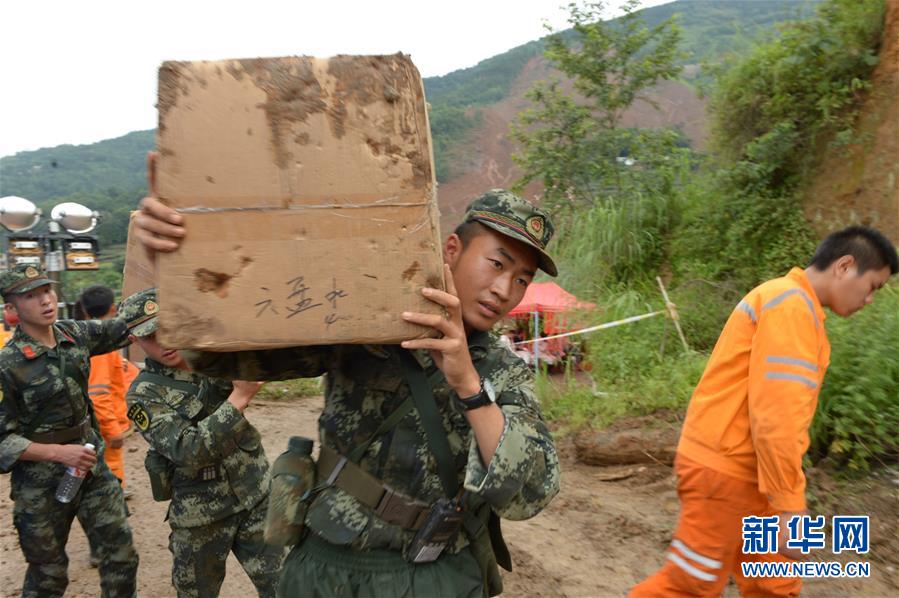 الشرطة المسلحة الصينية تنضم لفرق الإنقاذ في موقع انهيار أرضي بمقاطعة قويتشو