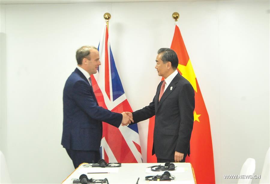 وزير الخارجية الصيني يدعو إلى تنمية سليمة ومستقرة للعلاقات الصينية - البريطانية