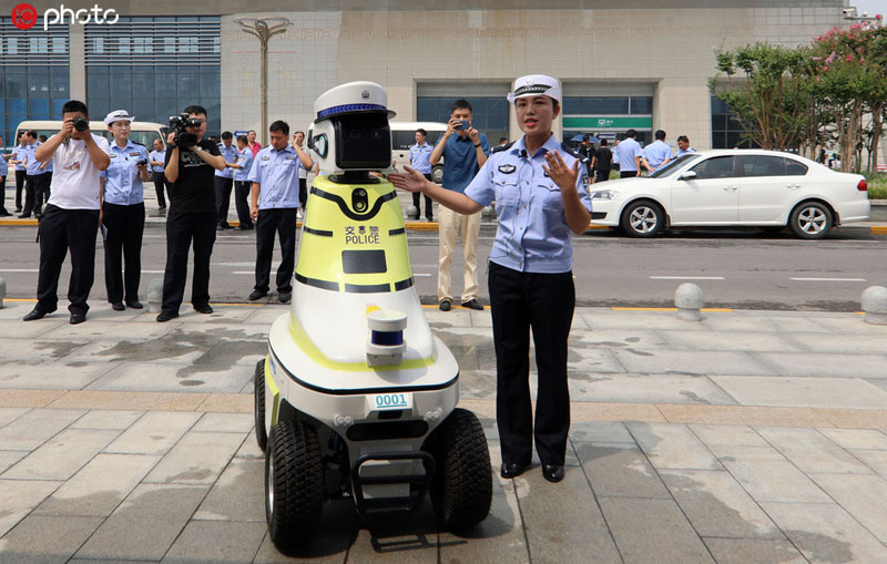 أول دفعة من شرطي المرور الروبوتات تبدأ خدماتها في الصين