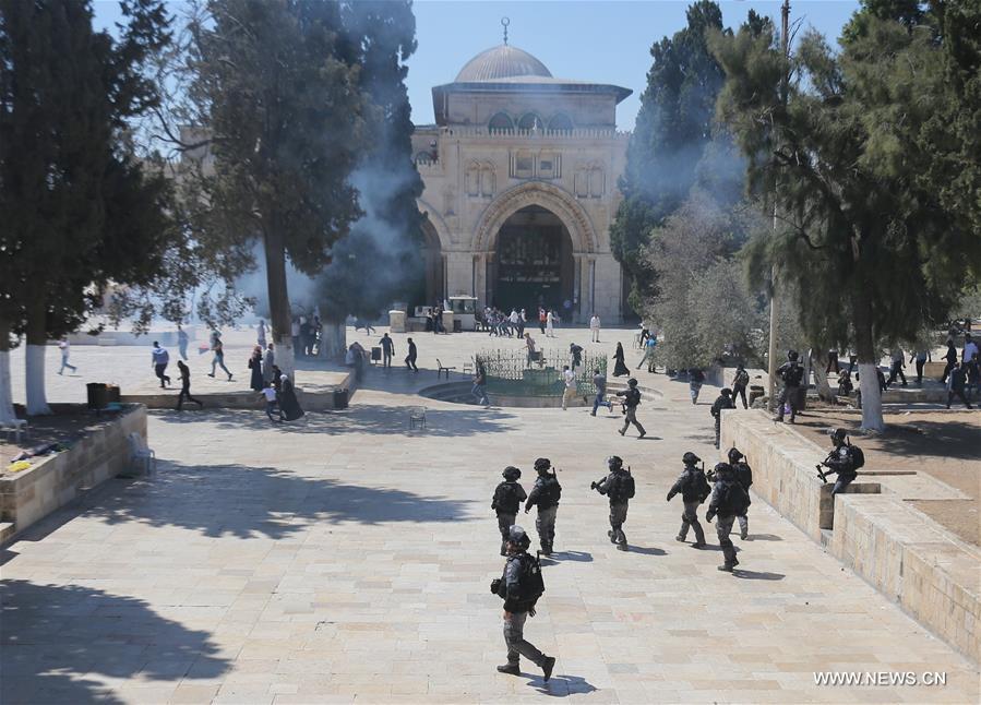مواجهات بين الفلسطينيين والشرطة الإسرائيلية داخل باحات المسجد الأقصى