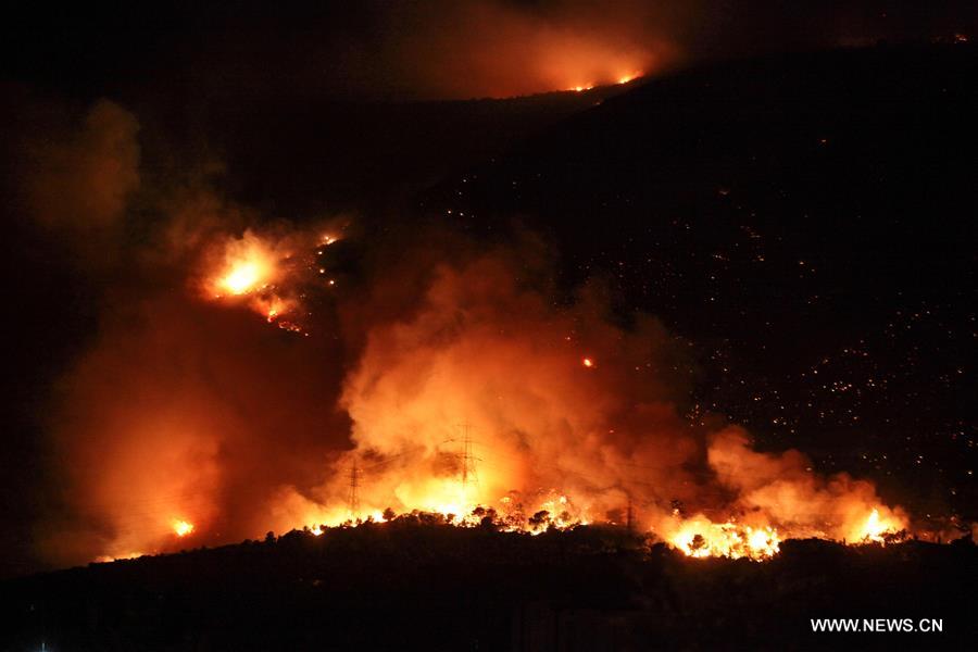 حريق كبير يندلع في ضاحية بأثينا يدفع إلى إجلاء الناس في المناطق المجاورة