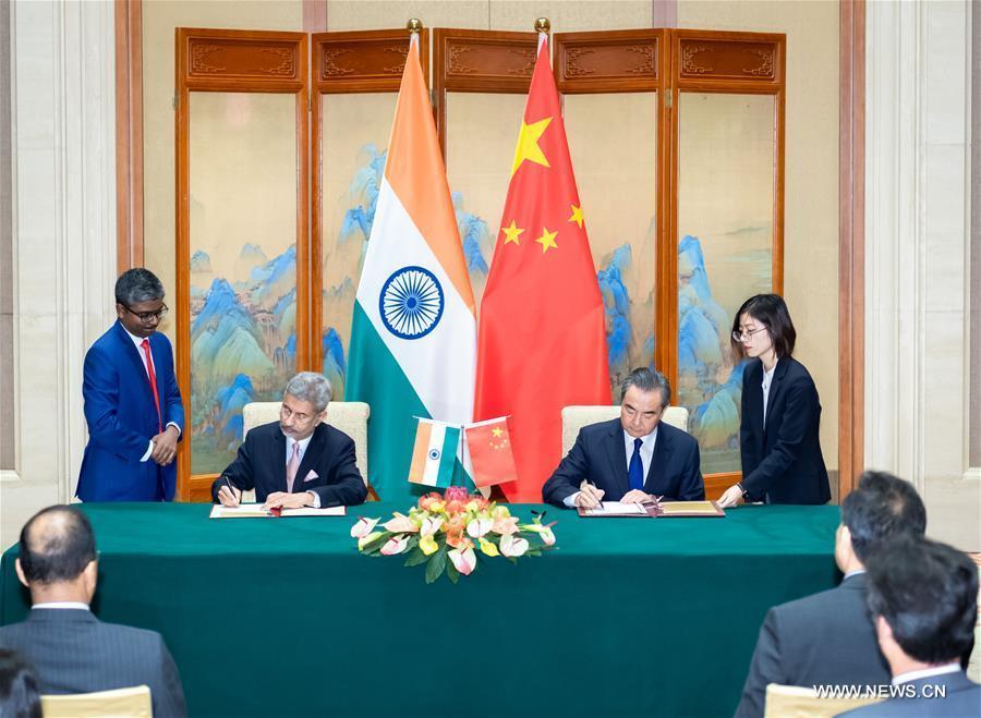 وزير الخارجية الصيني يعقد محادثات مع نظيره الهندي بشأن العلاقات