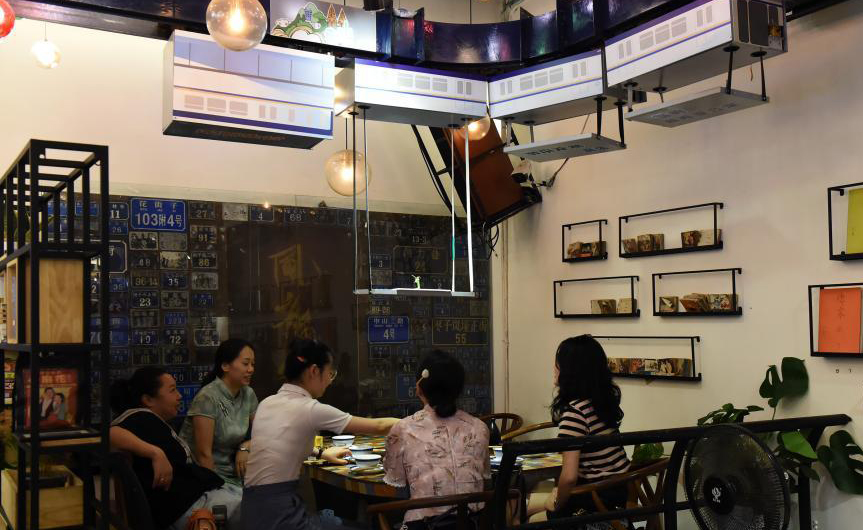 مطعم بتشونغ تشينغ يقدم الأطباق للزبائن عبر "السكك الحديدية الخفيفة"