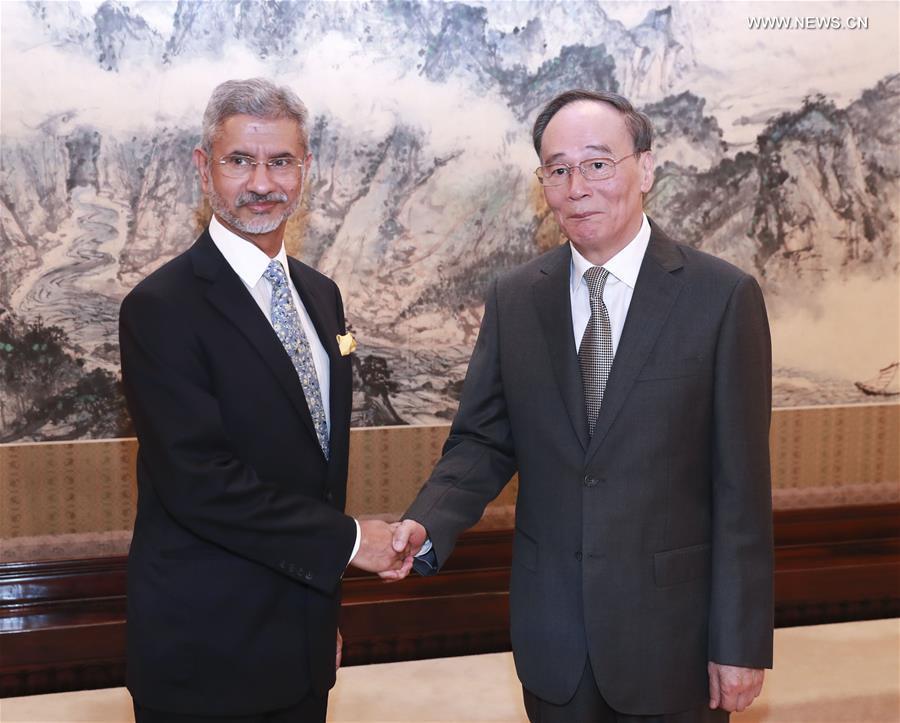 نائب الرئيس الصيني يجتمع مع وزير الشؤون الخارجية الهندي في بكين