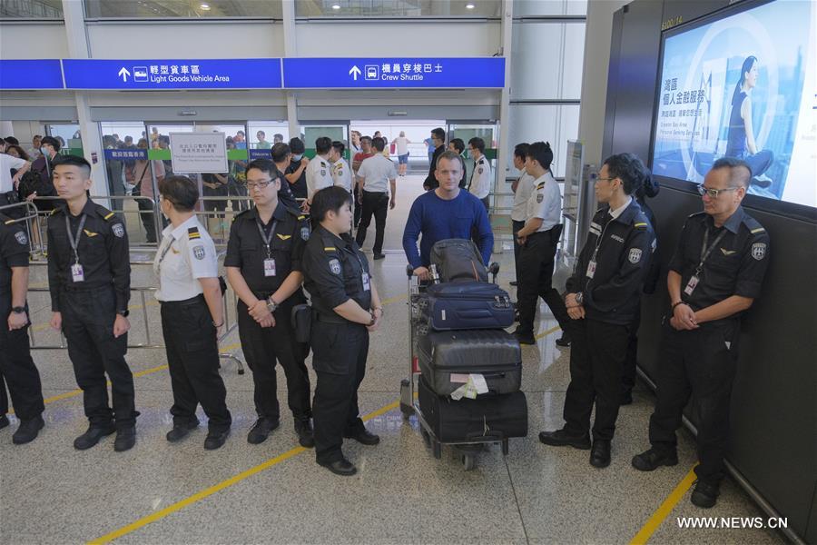 مطار هونغ كونغ يستأنف عمله بعد توقف الاحتجاجات