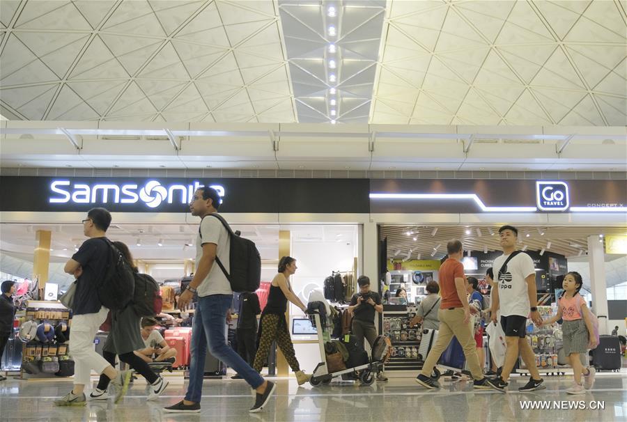 مطار هونغ كونغ يستأنف عمله بعد توقف الاحتجاجات