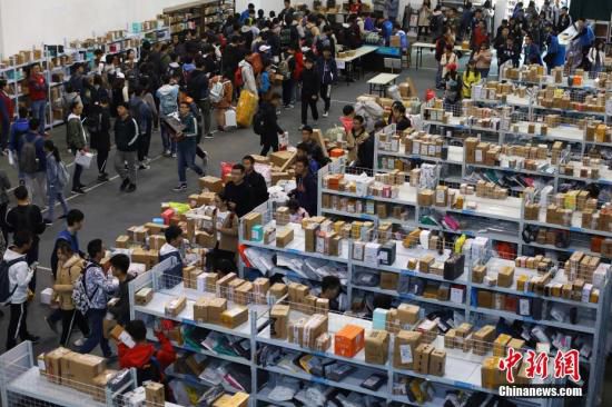 الصين تعمل على معالجة مخلّفات مليارات الطرود البريدية 