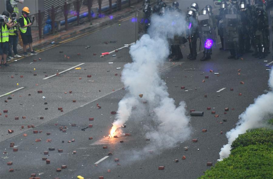 احتجاجات هونغ كونغ تتحول إلى أعمال عنف وإصابة رجال شرطة