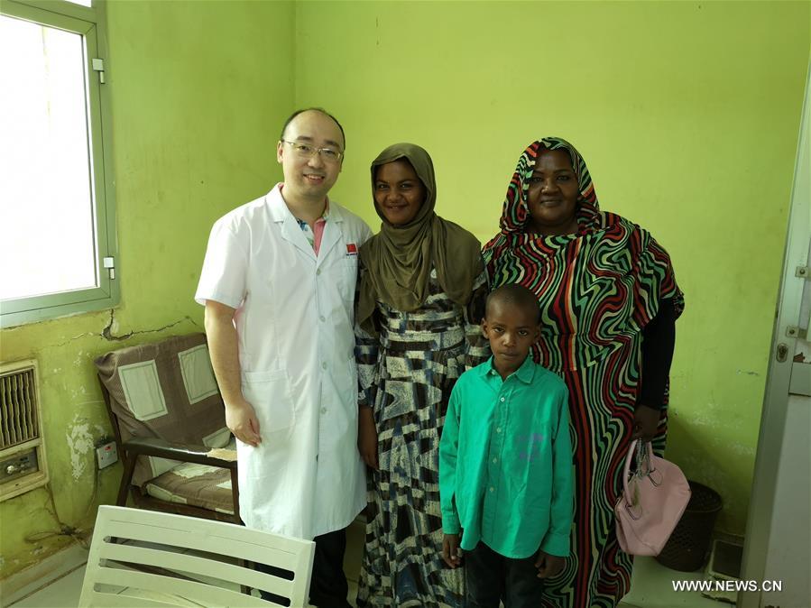 طبيب صيني في السودان يعالج مريضة بالوخز بالإبر
