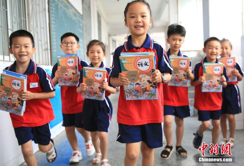 بدء فصل دراسي جديد بكتب مدرسية جديدة في الصين