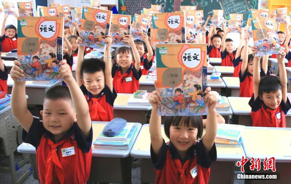 بدء فصل دراسي جديد بكتب مدرسية جديدة في الصين