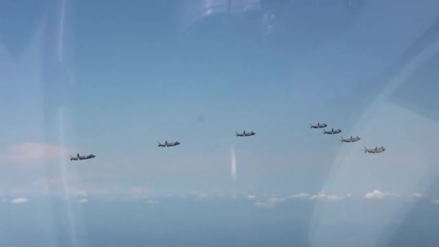 الجوية الصينية تكشف عن تشكيلة من سبع مقاتلات 