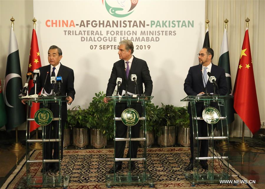 وزير الخارجية الصيني يلتقي بنظيريه الباكستاني والأفغاني ويتعهدون بالحفاظ على الاستقرار الإقليمي