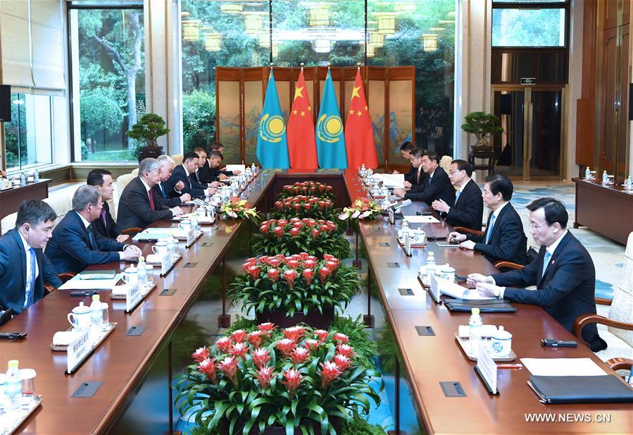 رئيس مجلس الدولة الصيني يلتقي الرئيس القازاقي