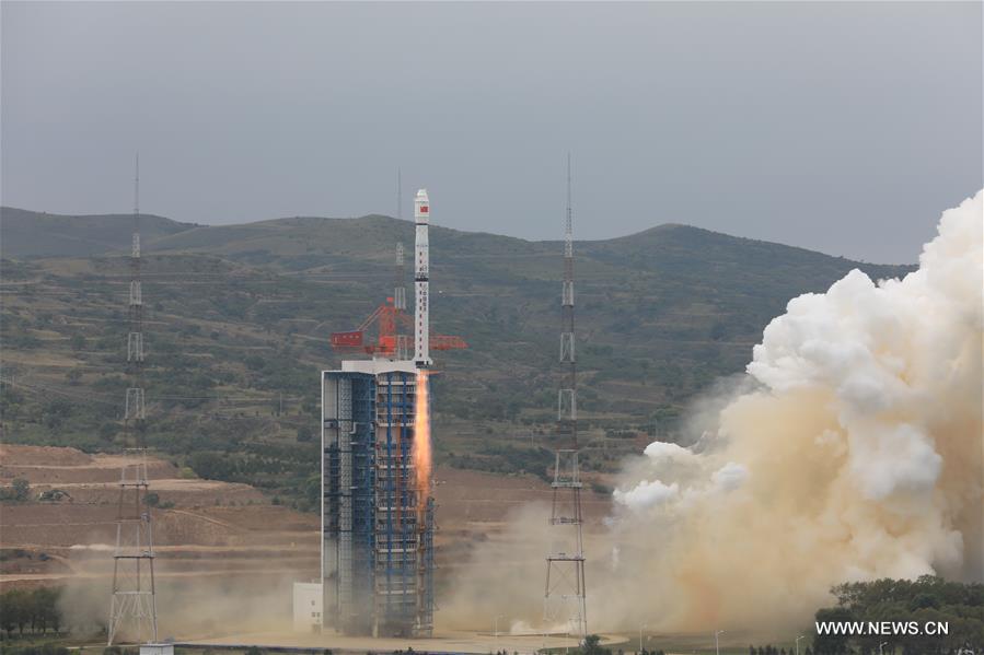 الصين تطلق ثلاثة أقمار صناعية جديدة