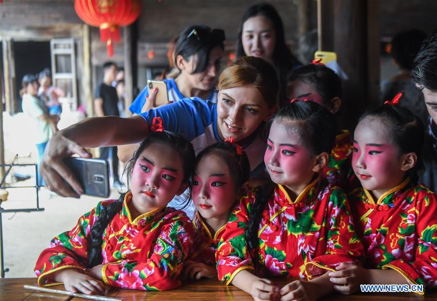 الأجانب يستقبلون عيد منتصف الخريف بجنوب الصين