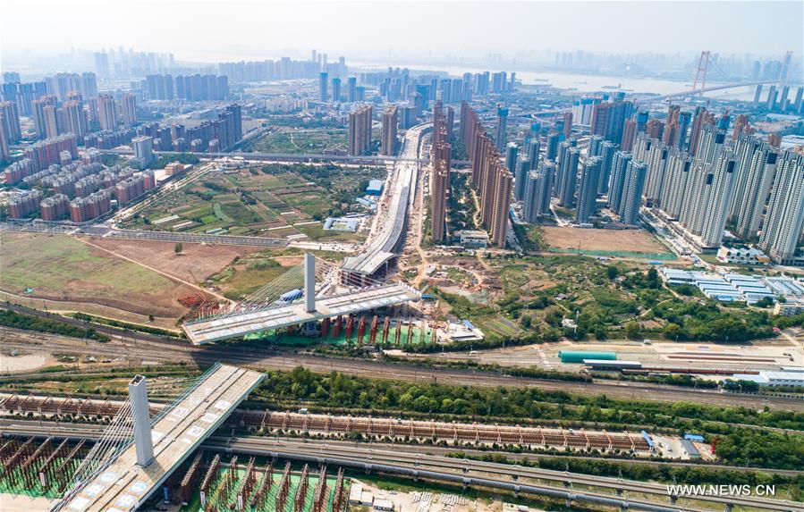 تثبيت جسر ضخم وزنه 36 ألف طن ليعبر فوق 11 خط سكك حديدية في وسط الصين