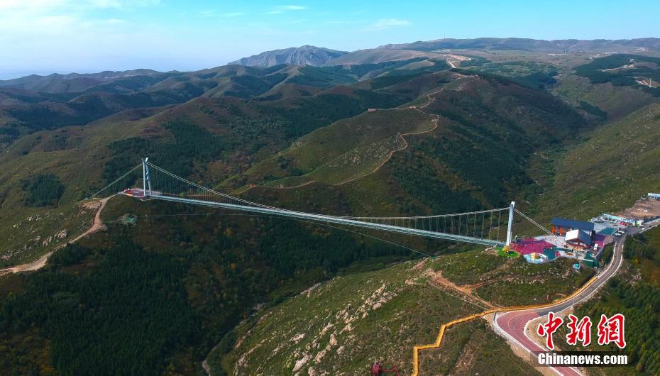 أطول جسر زجاجي معلق في آسيا يتحول الى نقطة جذب سياحي
