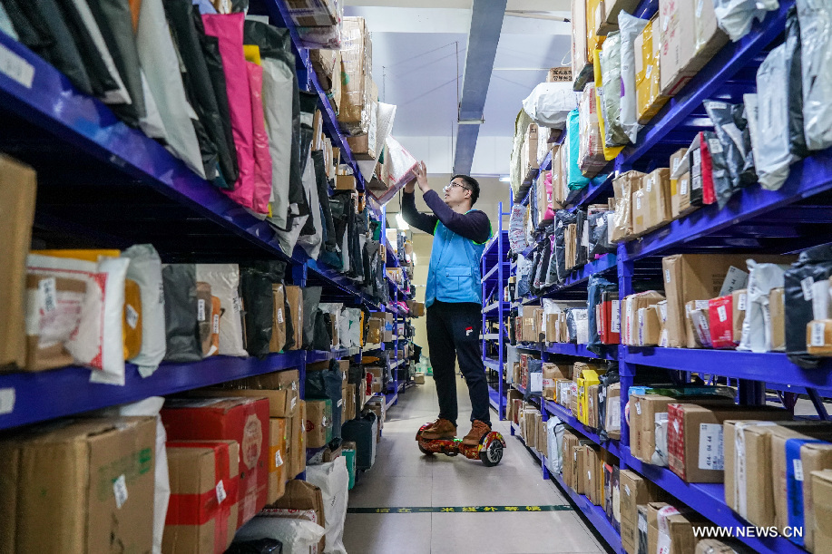 قطاع البريد الصيني يشهد تقدما ملحوظا على مدار 70 عاما