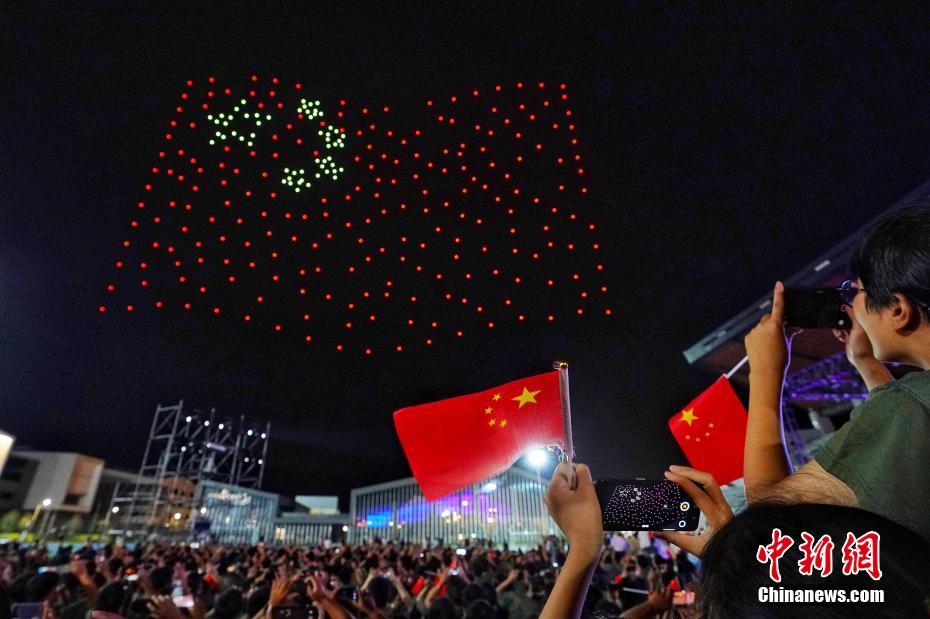 300 طائرة بدون طيار تقدم عرضا ضوئيا رائعا للاحتفال باليوم الوطني الصيني
