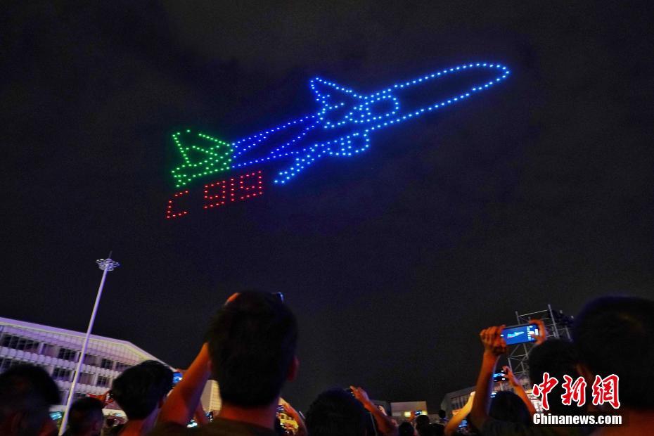 300 طائرة بدون طيار تقدم عرضا ضوئيا رائعا للاحتفال باليوم الوطني الصيني