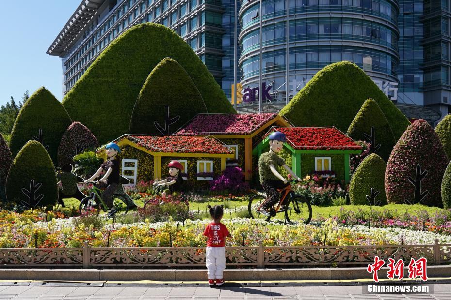 الزهور تشيع جو الاحتفال ببكين قبل اليوم الوطني الصيني