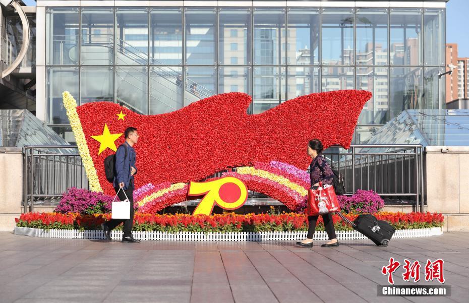 الزهور تشيع جو الاحتفال ببكين قبل اليوم الوطني الصيني