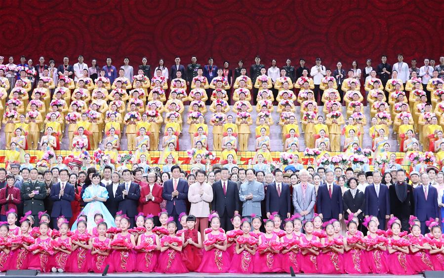 الصين تقيم عرضا فنيا للاحتفال بالذكرى الـ70 لتأسيس جمهورية الصين الشعبية 