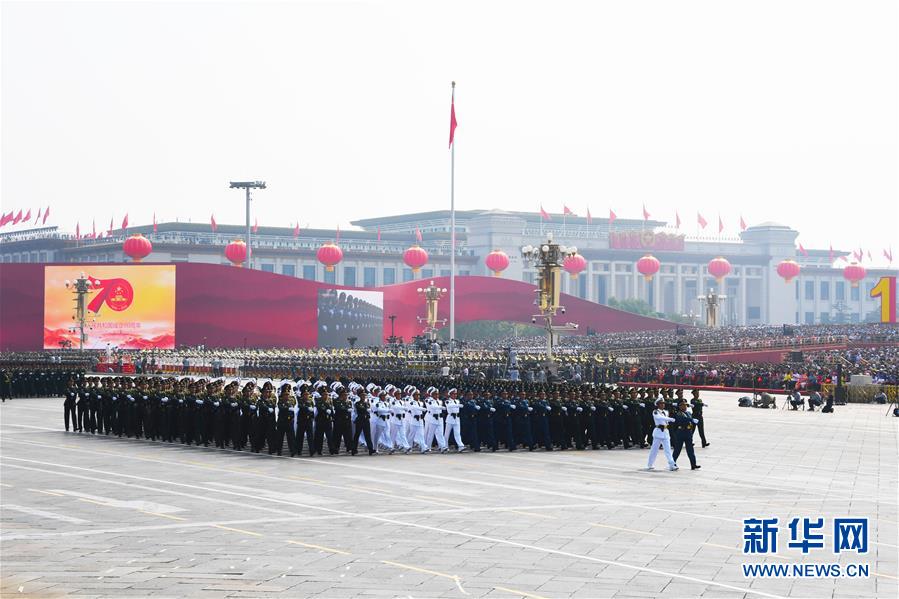 عرض تشكيل ضباط بجيش التحرير الشعبي الصيني لأول مرة في الاستعراض العسكري للعيد الوطني