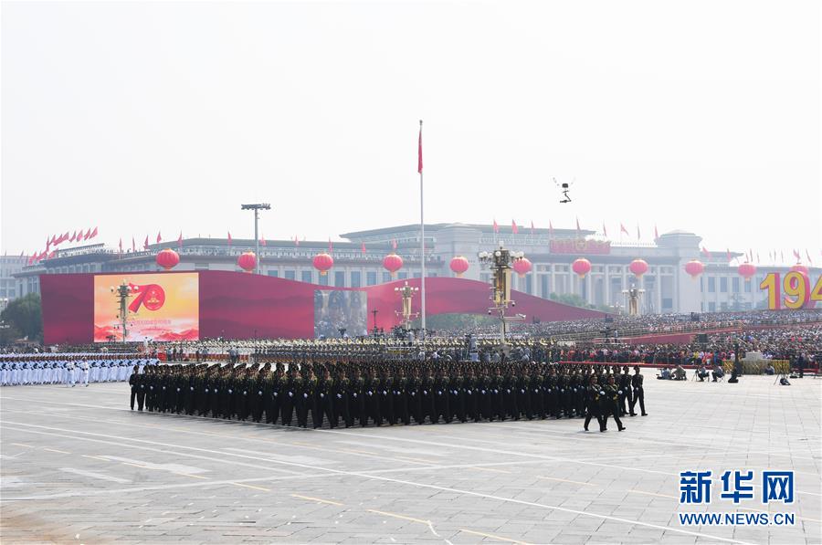 استعراض تشكيل من القوات البرية لجيش التحرير الشعبي في عرض عسكري