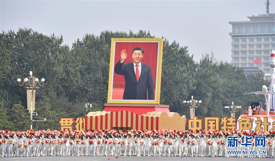 عرض صورة ضخمة لشي جين بينغ في موكب جماعي بعرض العيد الوطني