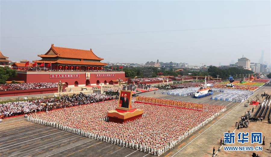 عرض صورة ضخمة لشي جين بينغ في موكب جماعي بعرض العيد الوطني