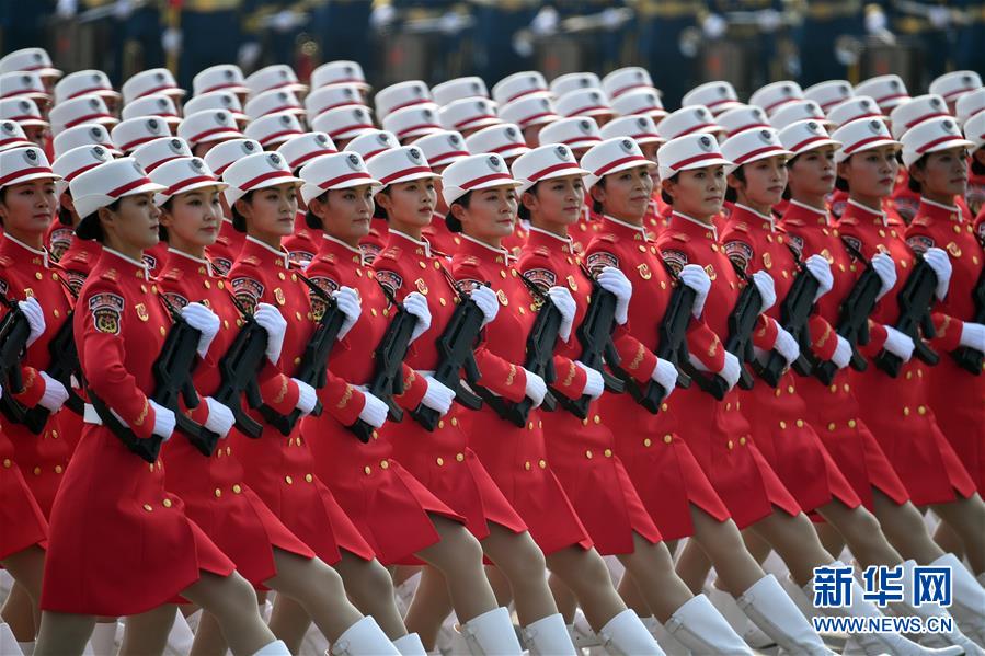 مشاركة ميليشيات نسائية في استعراض العيد الوطني الصيني